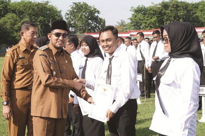 SEMRINGAH: Bupati Sumenep Achmad Fauzi Wongsojudo saat memberikan SK kepada PPPK di GOR A. Yani Sumenep, Senin (1/12). (PROKOPIM UNTUK JPRM)
