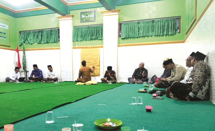 HANGAT: Panitia Konfercab PCNU Sumenep saat melakukan rapat persiapan di kantor PCNU Sumenep, Senin (1/12). (PCNU UNTUK JPRM)