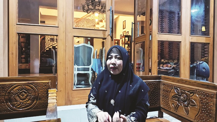 RAMAH: Direktur Muslimah Humanis Indonesia (MHI) Mutmainnah saat ditemui di kediamannya Selasa (2/12). (ZEINAL ABIDIN/JPRM)