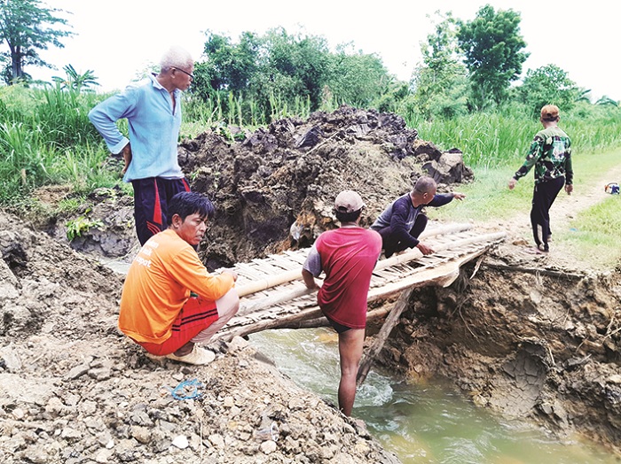 MANDIRI: Warga saat memperbaiki jalan yang diduga dirusak oleh PT Garam di Desa Nambakor, Kecamatan Saronggi, Sumenep, Senin (1/12). (ABDUL KADIR UNTUK JPRM)
