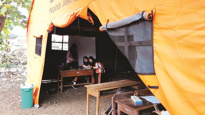 JADI KORBAN: Murid SDN Tamberu 2 di Kecamatan Batumarmar, Pamekasan, belajar dalam tenda darurat. (M. KHOLIL RAMLI/JPRM)