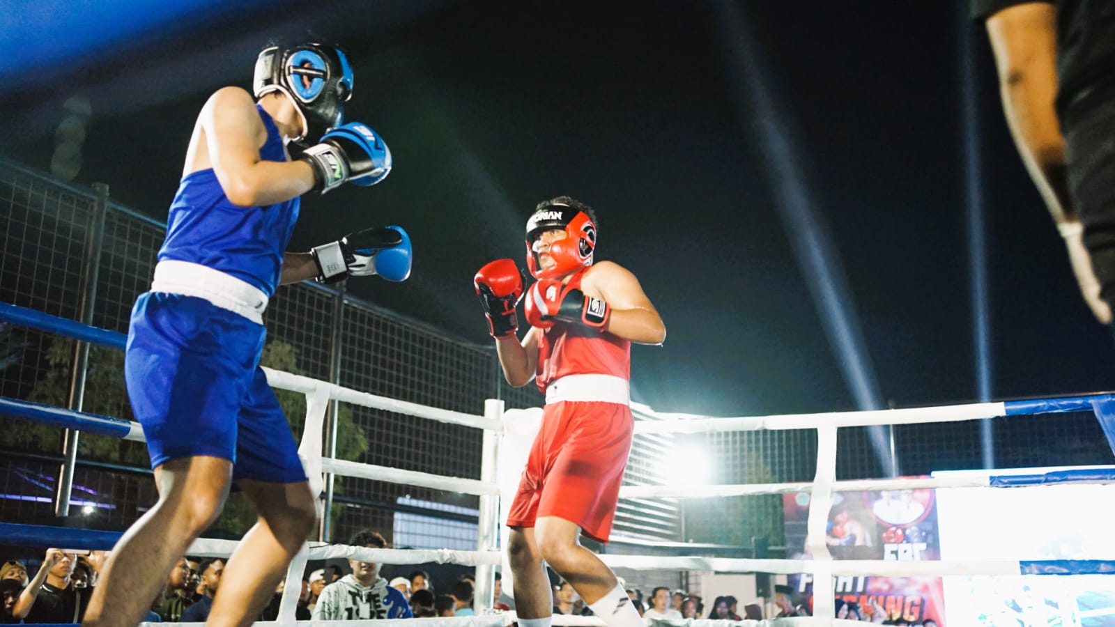 PROFESIONAL: Petarung FBC adu kekuatan di atas ring, Sabtu (8/11) malam.