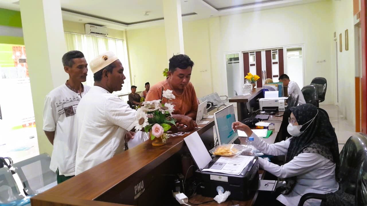 LENGANG: Sejumlah warga sedang mengakses Pusat Layanan Haji dan Umrah Terpadu yang ada di kantor Kemenag Pamekasan, Selasa (2/12).