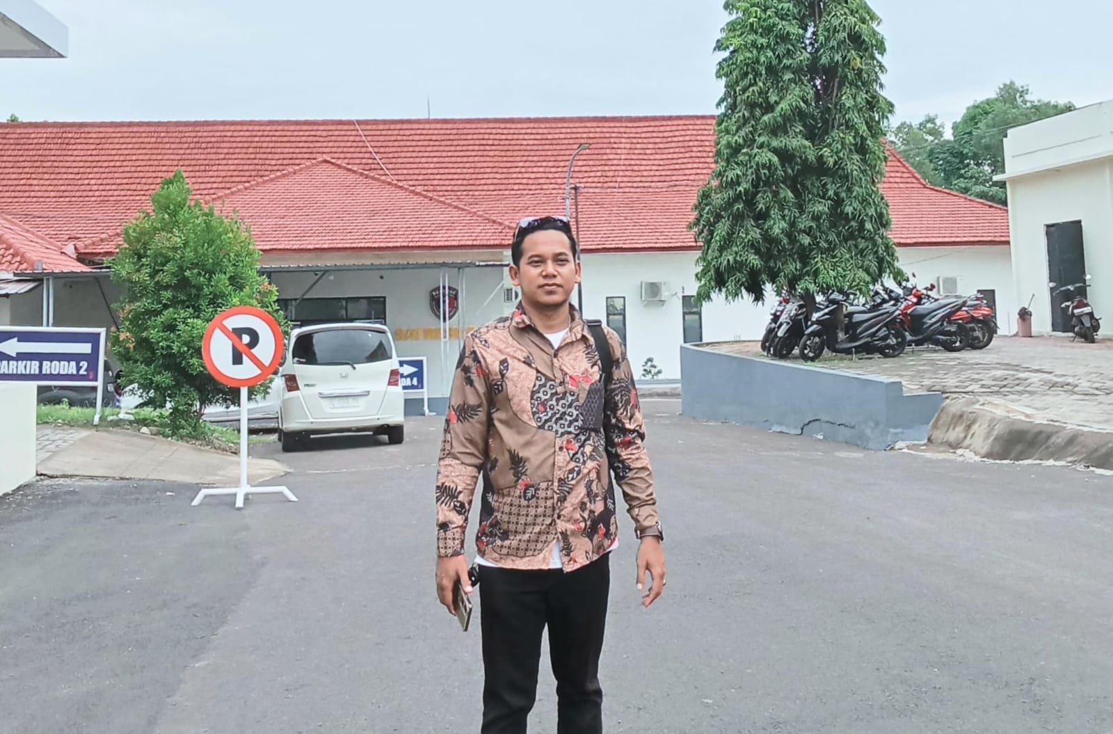 DATANGI MAPOLRES: Pengacara tersangka pengeroyokan Andi Subahri berada di Polres Pamekasan.