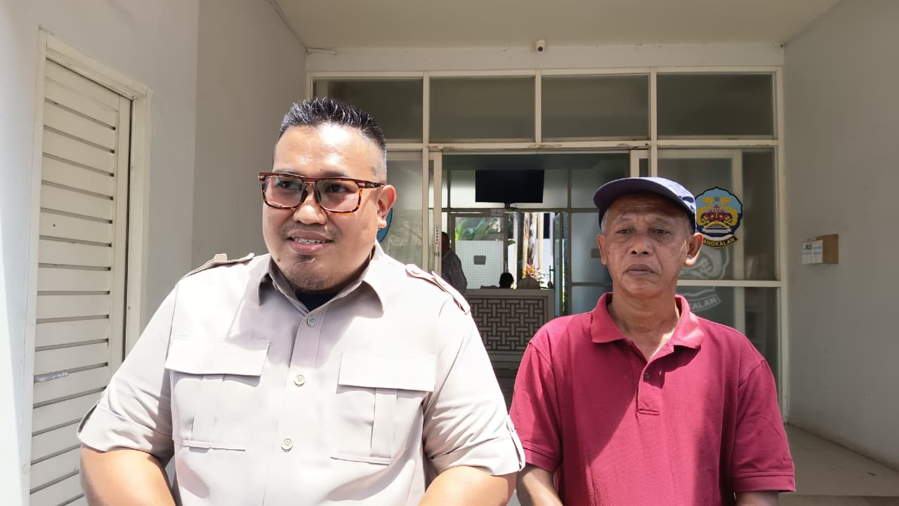 KECEWA: Sayadi (kanan), ahli waris SDN Buddan 2 Tanah Merah didampingi kuasa hukumnya mendatangi Dispendik Bangkalan, Selass (2/12).