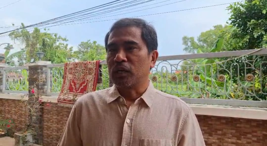 RAMAH: Aktivis Bangkalan Mathur Husyairi berada di rumahnya di Kelurahan Kemayoran, Kamis (27/11).