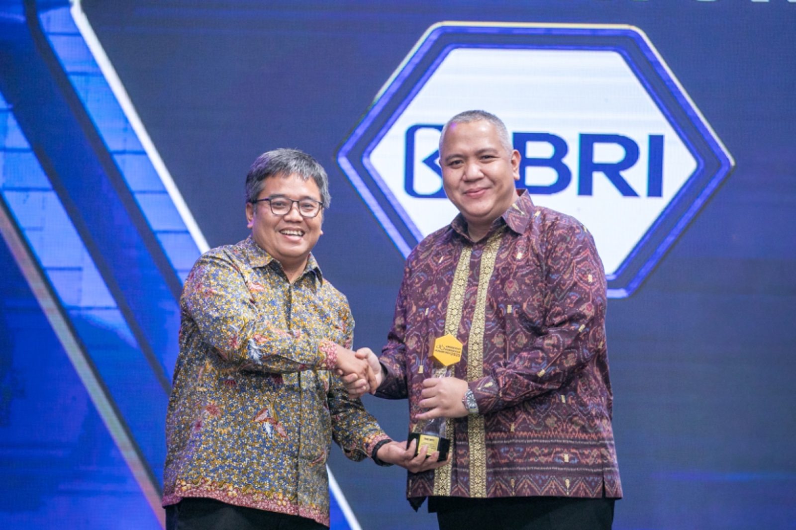 MEMBANGGAKAN: BRI mendapat penghargaan pada ajang Anugerah Penggerak Nusantara 2025 yang diselenggarakan iNews Media Group di MNC Conference Hall, Jakarta (20/11).