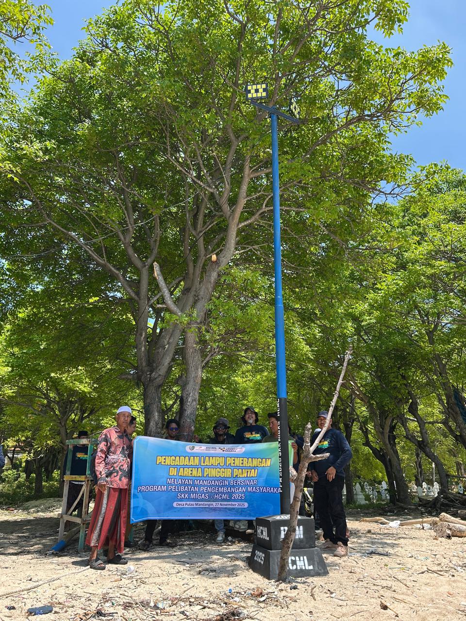 TERANG: SKK Migas-HCML memberikan bantuan PJU di sejumlah titik di pesisir pantai Desa Mandangin, Sampang (2/12).