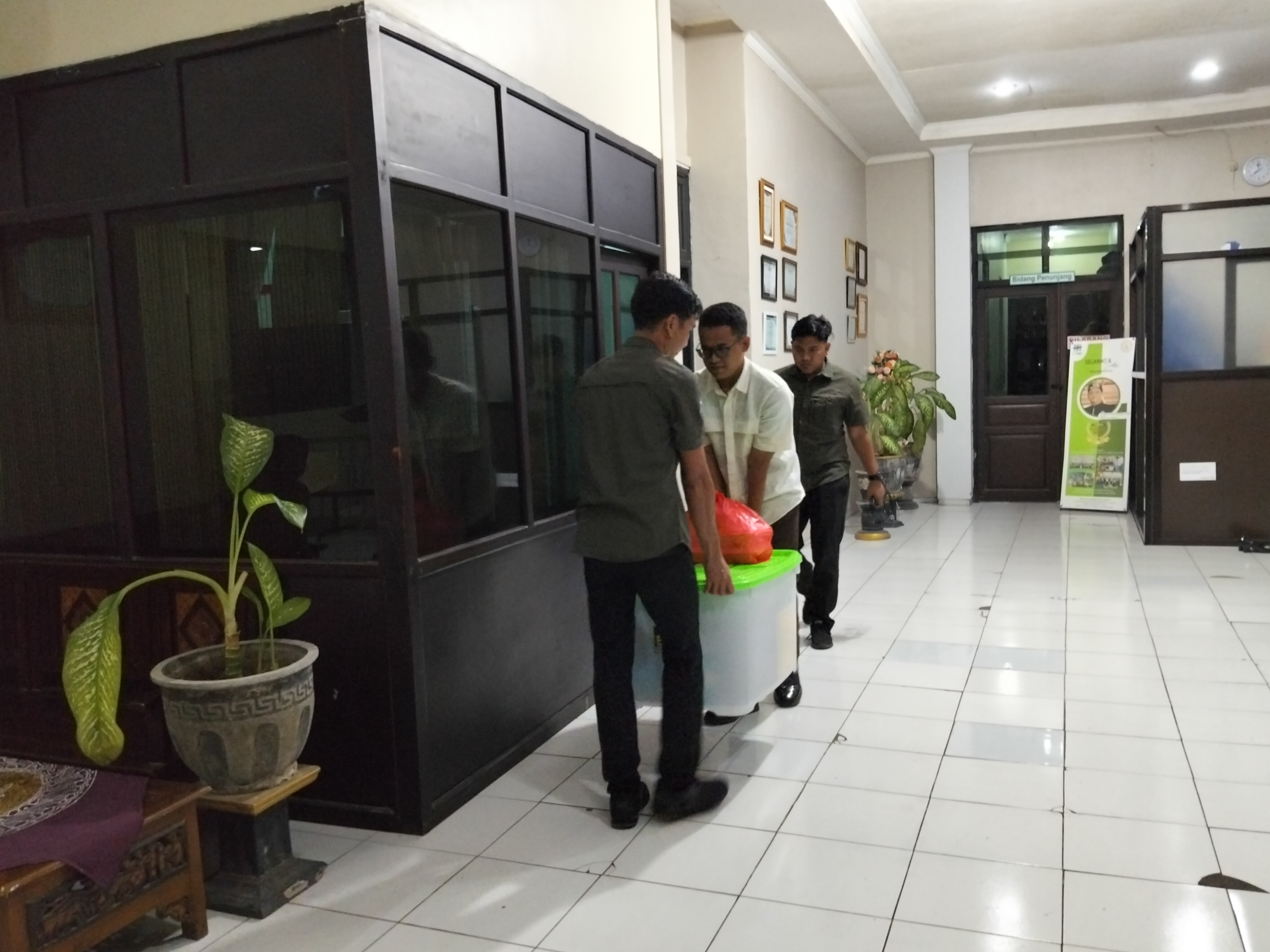 BARANG BUKTI: Tim Kejari Sampang membawa sejumlah berkas usai menggeledah sejumlah ruangan di RSUD dr Mohammad Zyn Sampang, Rabu (3/12).