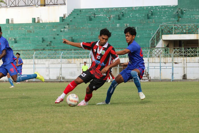 LINCAH: Pemain Perseba Bangkalan berusaha mengecoh lawan saat uji coba di SGB, Sabtu (23/8). (VIVIN AGUSTIN HARTONO/JPRM)