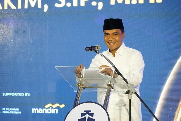 BERWIBAWA: Bupati Bangkalan Lukman Hakim menyampaikan sambutan saat menghadiri kegiatan di Desa Sambilangan, Kecamatan Kota, Rabu (3/12). (PROKOPIM UNTUK JPRM)