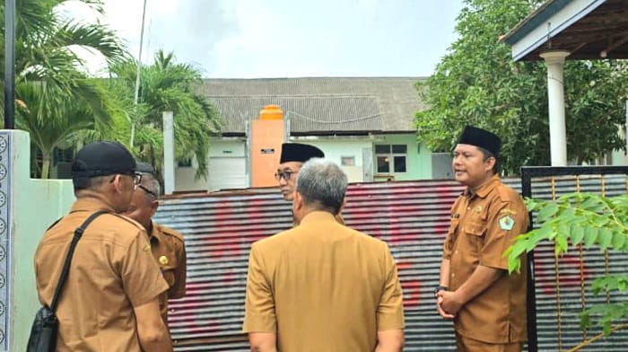 JADI ATENSI: Bupati Pamekasan KH Kholilurrahman mengunjungi SDN Tamberu 2 di Kecamatan Batumarmar, Selasa (2/12). (PROKOPIM UNTUK JPRM)