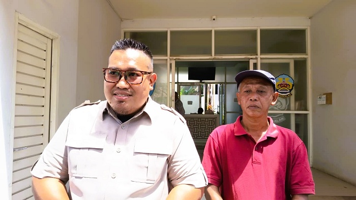 MEMINTA TANGGUNG JAWAB: Ahli waris lahan SD Buddan 2 Tanah Merah Sayadi didampingi kuasa hukumnya mendatangi kantor Dispendik Bangkalan Selasa (2/12). (ZEINAL ABIDIN/JPRM)