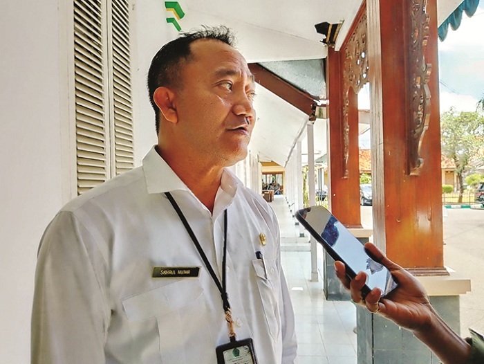 MENJAWAB: Kepala BPKPD Pamekasan Sahrul Munir saat diwawancarai di Peringgitan Dalam Pendopo Ronggosukowati, Rabu (3/12). (M. KHOLIL RAMLI/JPRM)