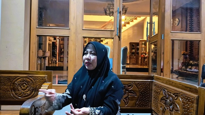 PEDULI: Direktur Muslimah Humanis Indonesia (MHI) Mutmainnah saat ditemui di rumahnya Selasa (2/12). (ZEINAL ABIDIN/JPRM)