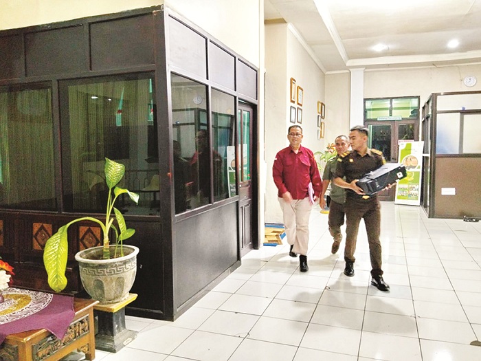 AMANKAN BB: Penyidik Kejari Sampang keluar dari ruangan direktur RSMZ Sampang usai melakukan penggeledahan, Rabu (3/12). (ANIS BILLAH/JPRM)