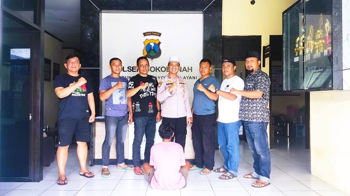 TAK BERKUTIK: Tersangka Hambali diamankan anggota Polsek Sokobanah sebelum dilimpahkan ke Satresnakoba Polres Sampang, Selasa (2/12). (HUMAS POLRES UNTUK JPRM)
