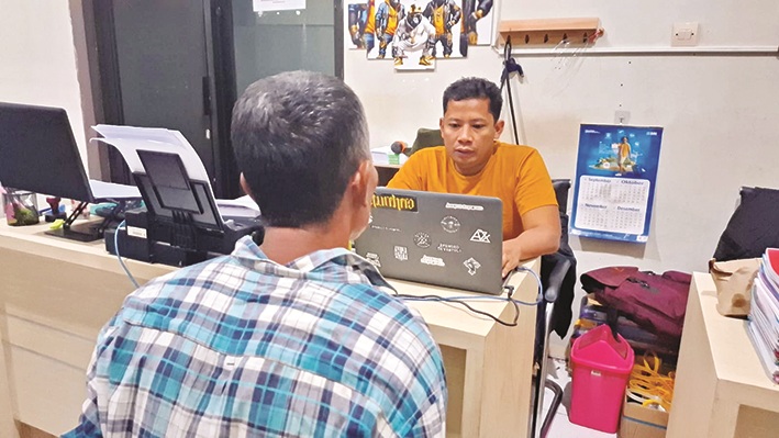 DIMINTAI KETERANGAN: Tersangka MT diperiksa oleh penyidik Satreskrim Polres Sampang, Rabu (3/12). (HUMAS POLRES UNTUK JPRM)