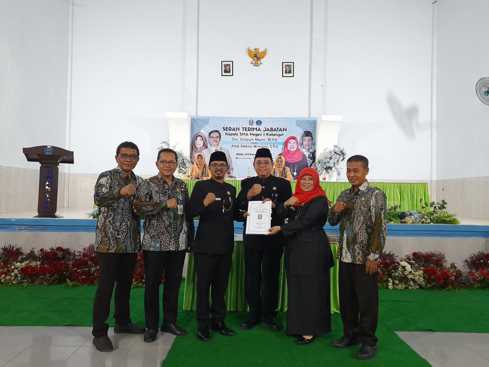 FOKUS: Kepala sekolah lama SMAN 1 Kalianget  (tiga dari kiri) bersama kepala sekolah baru Anik Rekno Winarni, S.Pd saat proses serah terima jabatan di SMAN 1 Kalianget, Rabu, (3/12)