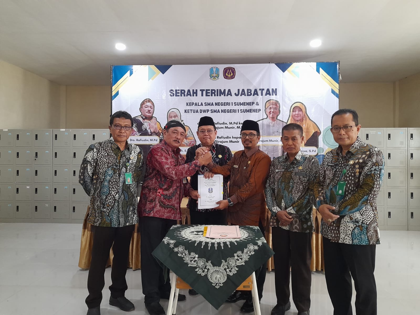 KOMPAK: Kepala sekolah lama SMAN 1 Sumenep  (dua dari kiri) dan kepala sekolah baru Drs Sirajum Munir, M.Pd saat serah terima jabatan di ruang guru, Rabu (3/12).