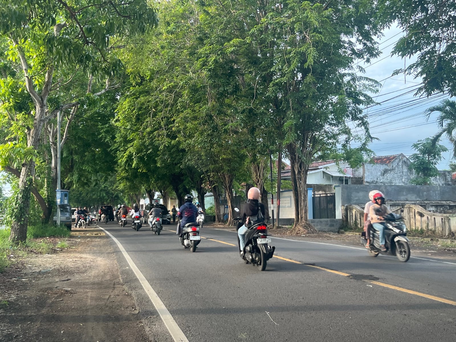 DIKELUHKAN: Sejumlah pengendara melintas di jalan nasional Desa Pabian, Kecamatan Kota Sumenep, Rabu (3/13).