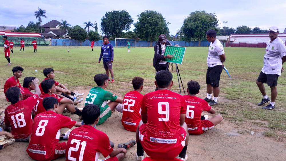FOKUS: Pelatih Perssu MC saat memberikan pembinaan kepada para pemain di Stadion A. Yani Desa Pabian, Kecamatan Kota Sumenep, Selasa (2/12).