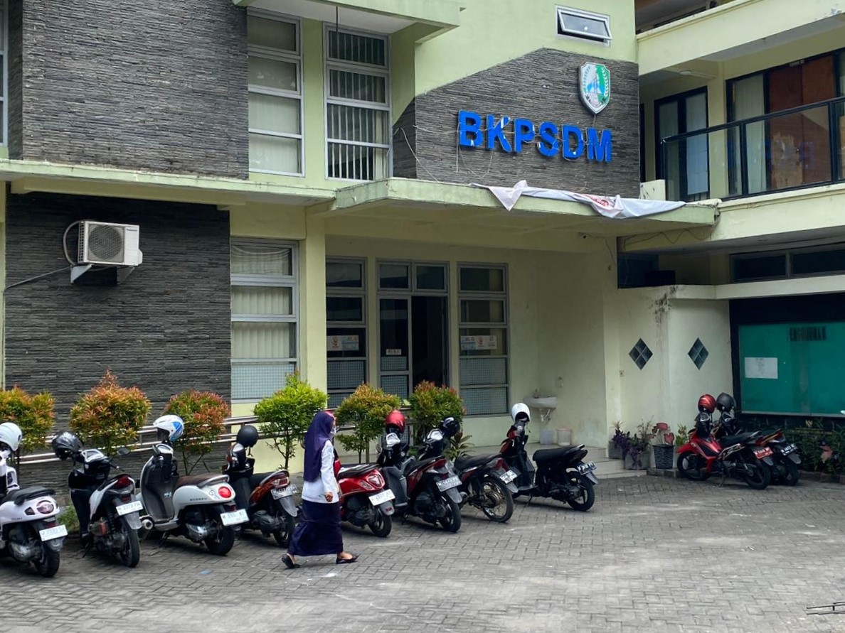 KEPEGAWAIAN: ASN hendak masuk ke kantor BKPSDM, Rabu (3/12).