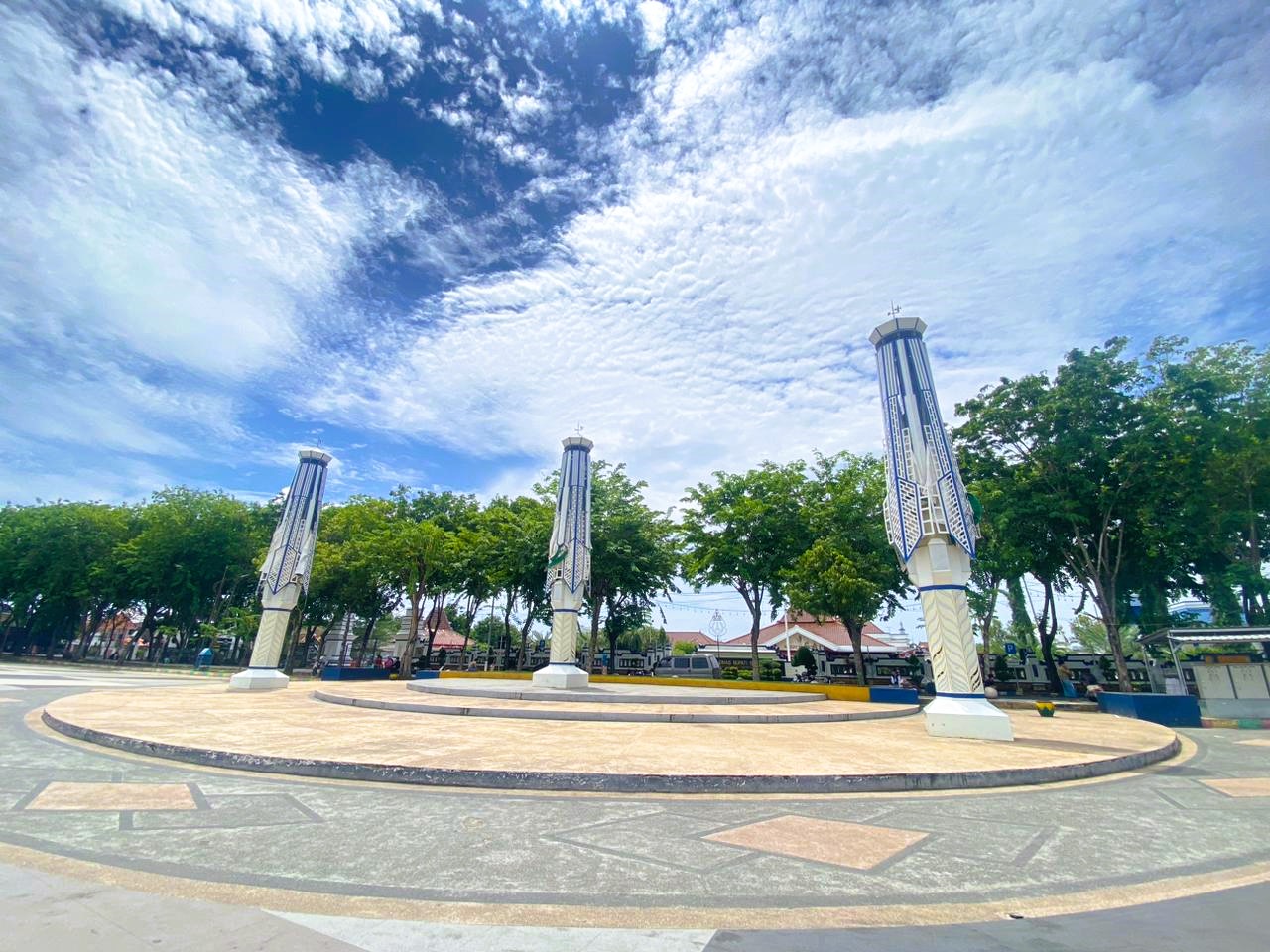 ESTETIKA: Pengunjung meneduh di bawah pohon yang ada di area Alun-Alun Sampang, Rabu (3/12).