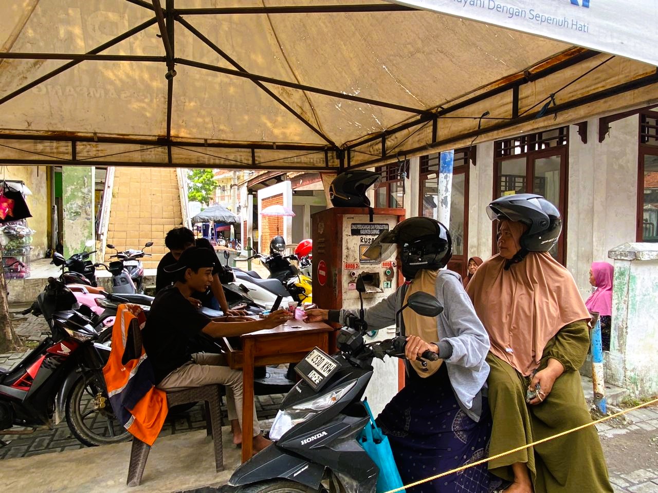 PENDAPATAN: Petugas saat menyerahkan karcis kepada pengunjung pada Rabu (26/11).