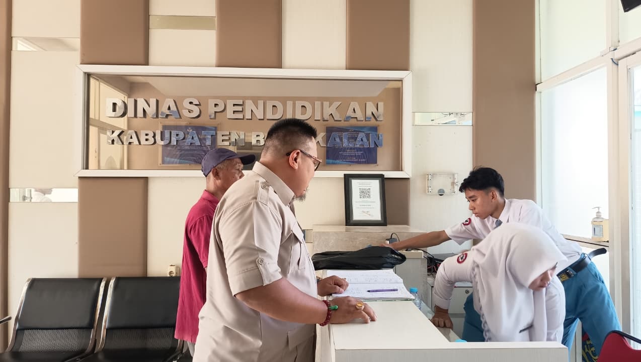 PERTANYAKAN KEJELASAN: Ahli waris lahan SDN Buddan 2 Bangkalan Sayadi didampingi kuasa hukumnya, Hendrayanto, mendatangi kantor Dispendik Bangkalan, Selasa (2/12).
