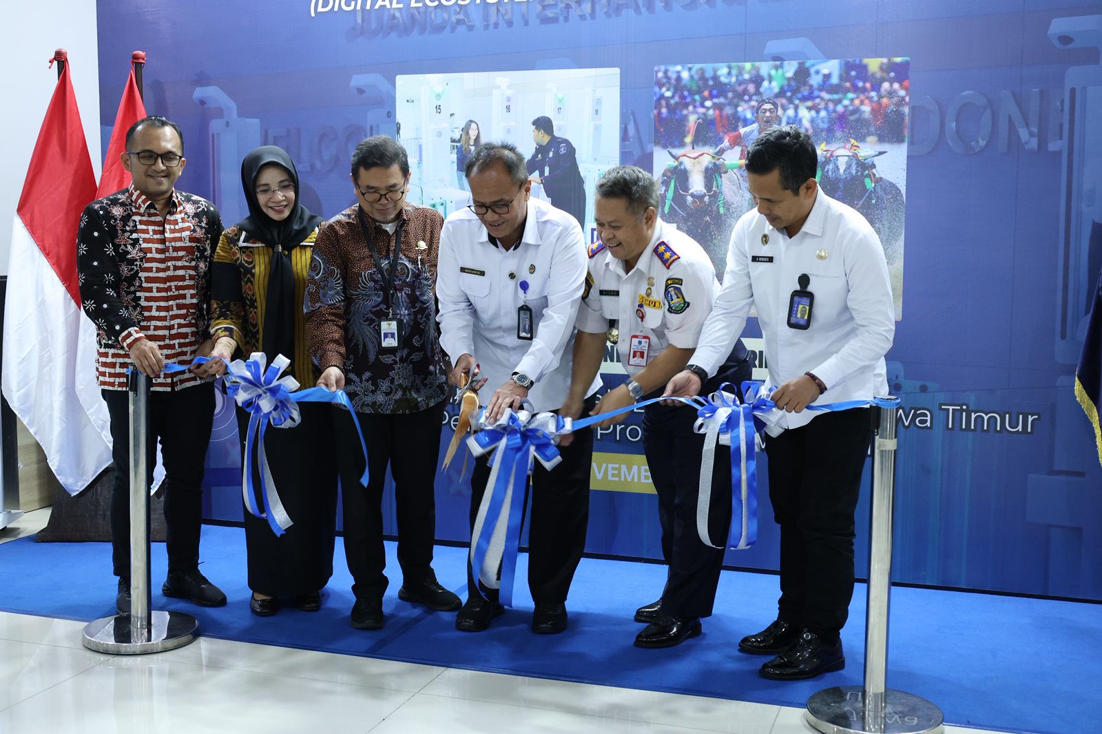 Novianto Sulastono Kakanwil Ditjenim Jawa Timur  memotong pita  bersama dalam launching De Imej.