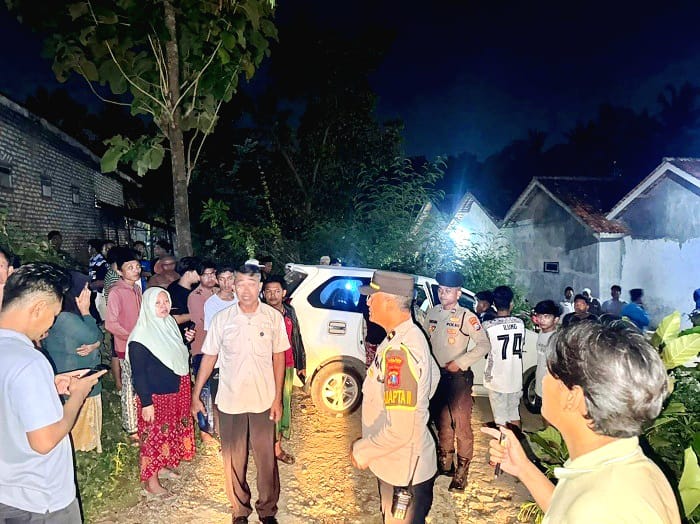 KORBAN OTK: Warga dan pihak kepolisian melakukan proses evakuasi korban pembacokan di Kelurahan Kowel, Pamekasan, Rabu (3/12) malam. (POLRES PAMEKASAN UNTUK JPRM)