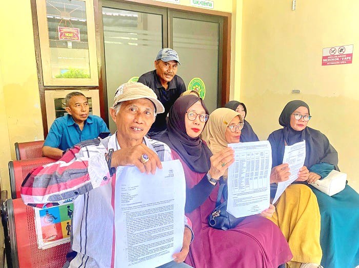 CARI KEADILAN: Puluhan pensiunan Perumdam Tirta Jaya Pamekasan mendatangi PN Pamekasan Kamis (4/12). (MOH. IQBAL AFGANI/JPRM)