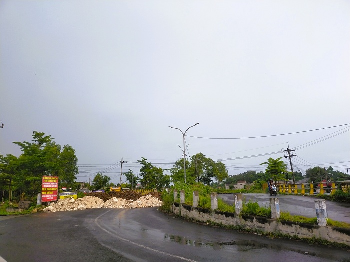 DITUTUP SEMENTARA: Pengendara sepeda motor melintas di Jalan Kinibalu, Desa Bilaporah, Kecamatan Socah, Bangkalan, Kamis (4/12). (VIVIN AGUSTIN HARTONO/JPRM)