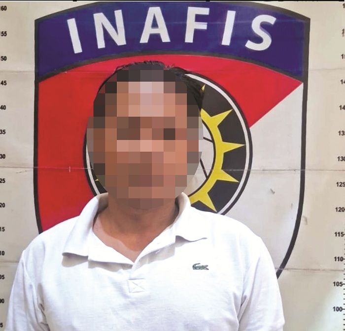 DITAHAN: BT (inisial) saat dilakukan penahanan oleh anggota Satreskrim Polres Sampang, Kamis (4/12). (HUMAS POLRES UNTUK JPRM)