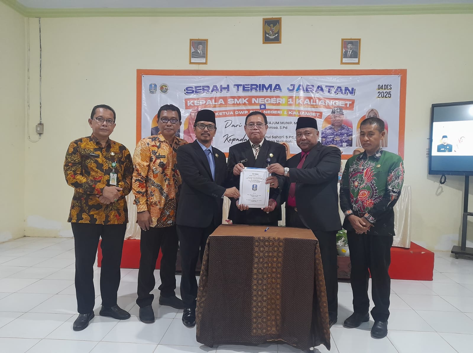 FOKUS: Plt Kepala SMKN 1 Kalianget lama Drs Sirajum Munir, M.Pd (tiga dari kiri) saat melakukan proses sertijab dengan kepala sekolah baru H Zainul Sahari, S.Pd., M.Pd di sekolah .