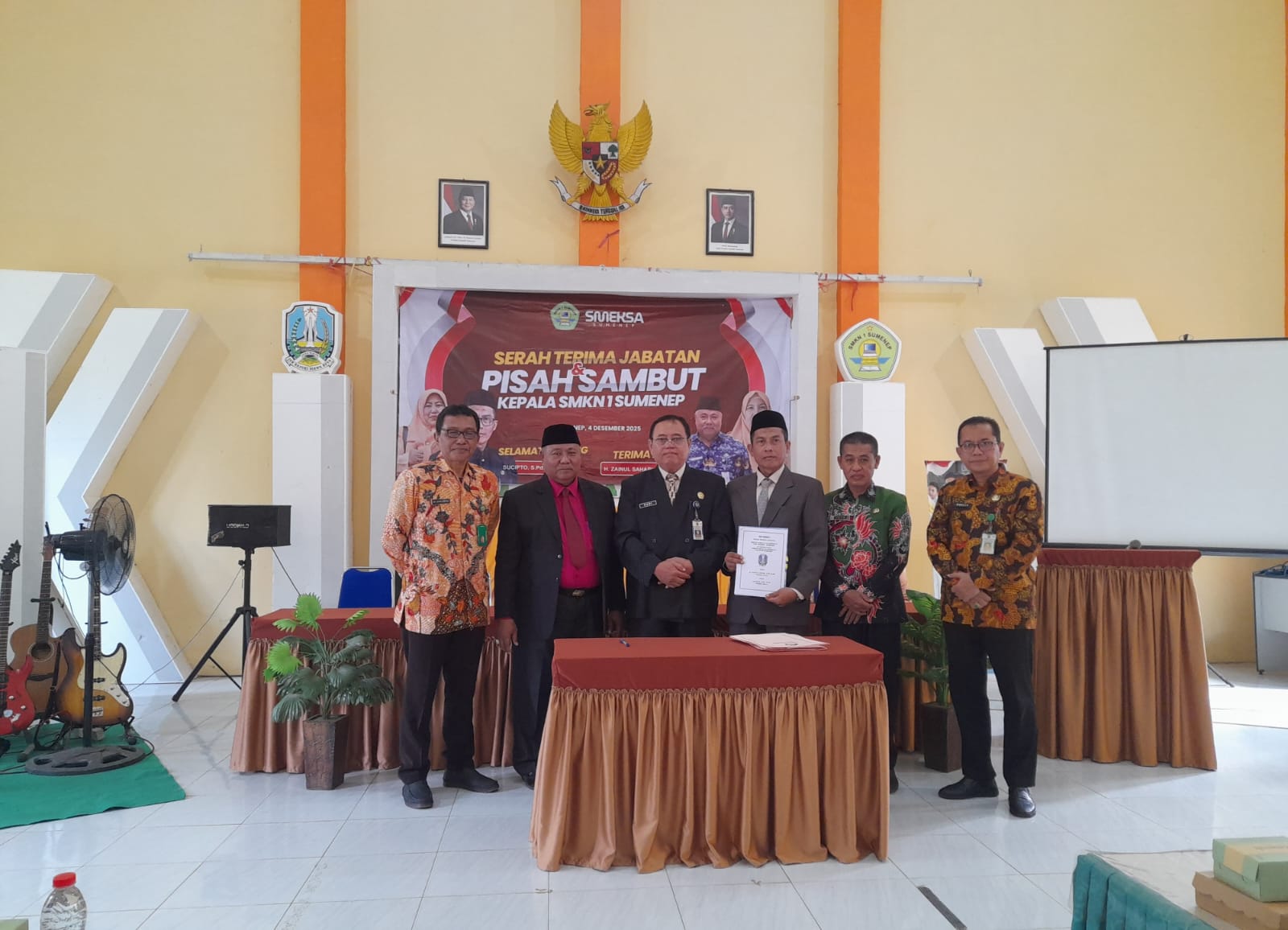 KOMPAK: H Zainul Sahari, S.Pd., M.Pd (kiri) berjabat tangan dengan Kepala SMKN 1 Sumenep Sucipto, S.Pd., M.Pd (kanan) saat sertijab di sekolah .