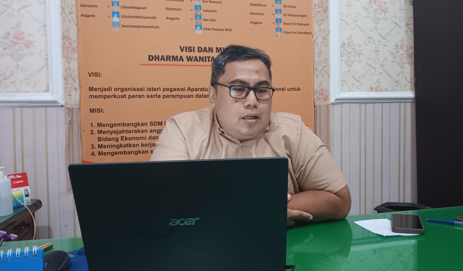 MENJELASKAN: Kepala Bidang Perizinan, Kelembagaan, Pengawasan dan Pemeriksaan, DKUPP Sumenep Hairil Iskandar saat ditemui di ruangannya, Rabu (3/12).