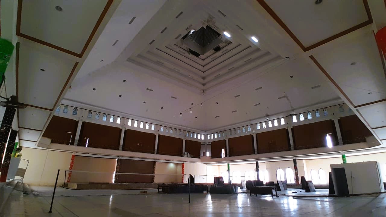 RUSAK BERAT: Kondisi lantai dua gedung MPP tidak bisa ditempati karena bocor dan plafon ambruk, Kamis (4/12).