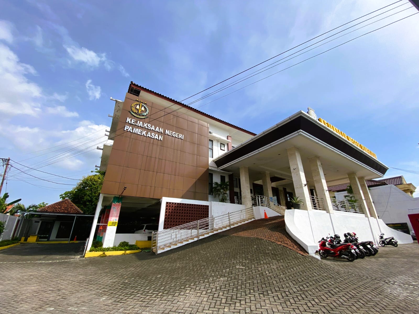 MEGAH: Petugas berada di Kejari Pamekasan Kamis (3/12).