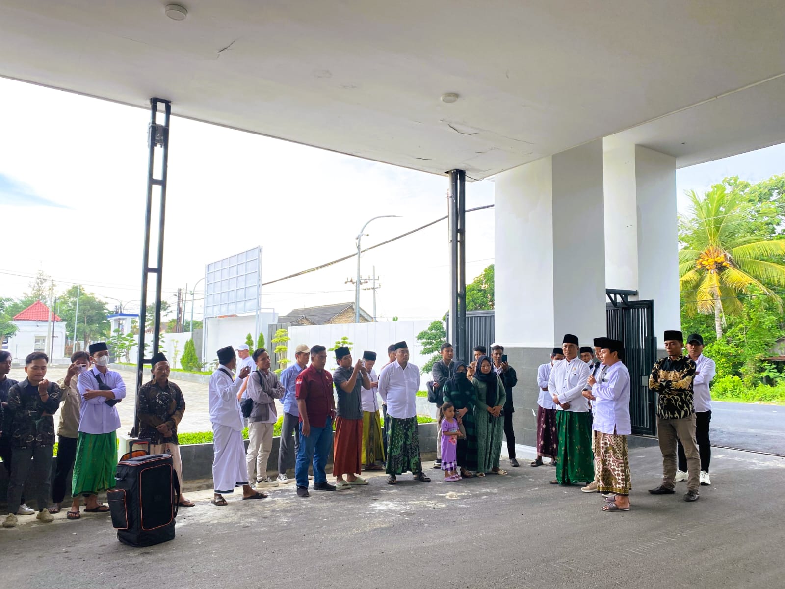 JALAN KEADILAN: Keluarga korban didampingi Gerakan Asatiz Pantura, aktivis, dan mahasiswa mendatangi Polres Pamekasan, Kamis (3/12).