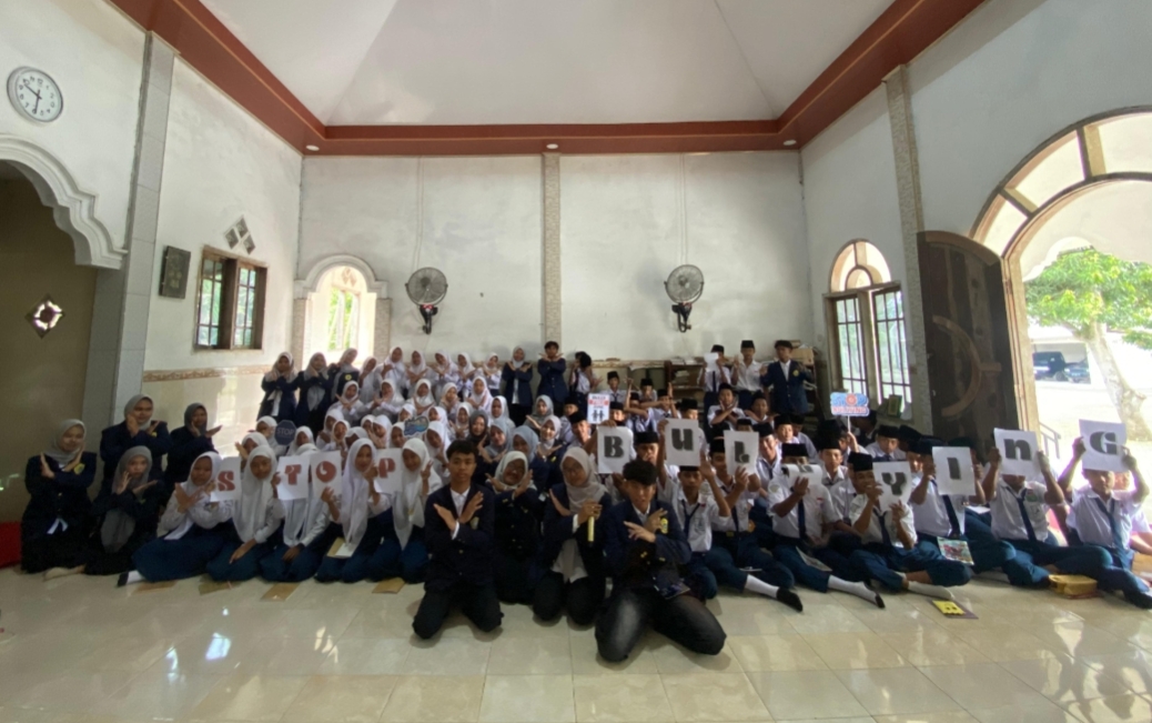 TURBA: Mahasiswa Universitas Trunojoyo Madura menggelar sosialisasi anti-bullying di SMP Darul Ummah Bangkalan pada Kamis (04/12/2025).