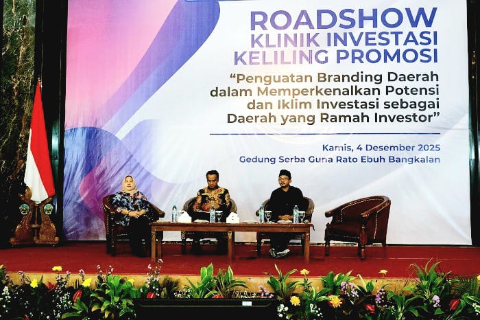 TERBUKA UNTUK UMUM: Bupati Bangkalan Lukman Hakim menjadi pembicara dalam kegiatan Klinik Investasi Keliling Promosi yang digelar di Gedung Serbaguna Rato Ebuh, Kamis (4/12).