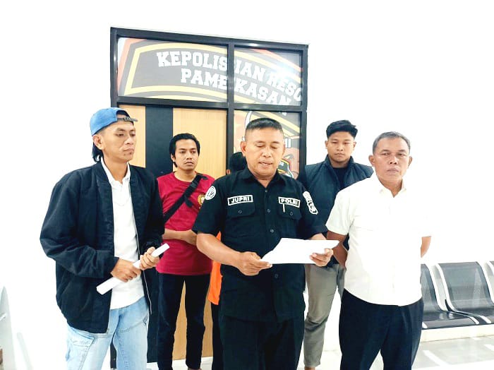 RINGKUS: Polisi memberikan keterangan mengenai kasus pembacokan di Kelurahan Kowel, Pamekasan, Kamis (4/12) malam. (POLRES PAMEKASAN UNTUK JPRM)