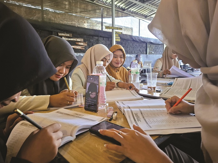 AKTIF: Sejumlah mahasiswa tengah mengerjakan tugas di Warkop Cuan, Jalan Adirasa, Desa Kolor, Kecamatan Kota Sumenep, Jumat (5/12). (MOH. LATIF/JPRM)