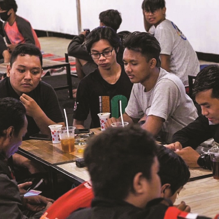 NGOBROL: Sejumlah mahasiswa tengah melakukan pertemuan di Warkop Cuan, Jalan Adirasa, Desa Kolor, Kecamatan Kota Sumenep, Jumat (5/12). (MOH. LATIF/JPRM)