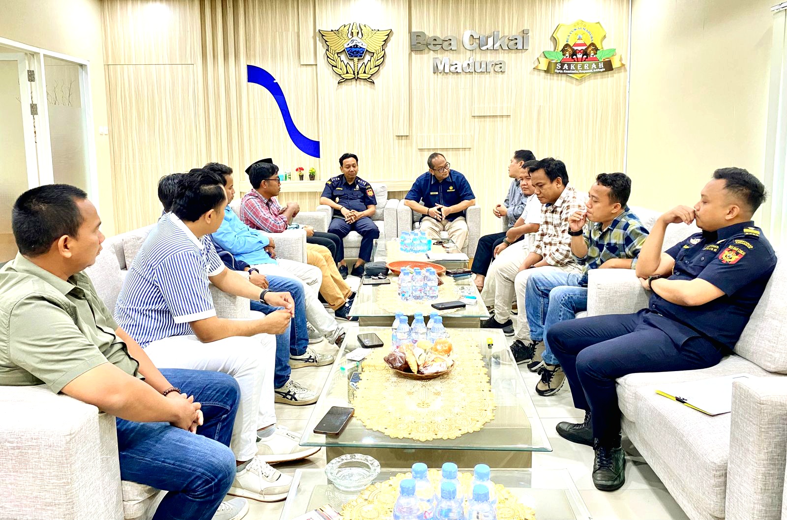 GUYUB: Pimpinan Jawa Pos Radar Madura saat bertemu dengan pimpinan Bea Cukai berkaitan dengan potensial rokok lokal dari Madura, beberapa waktu lalu.