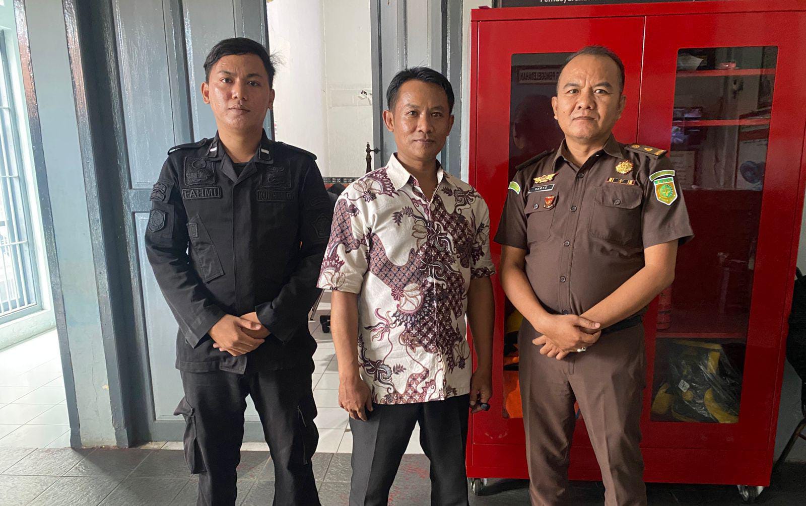 DISEL: JPU Kejari Sampang Suharto berpose bersama terpidana Makki saat diserahkan ke Rutan Kelas II-B Sampang, Senin (1/12).