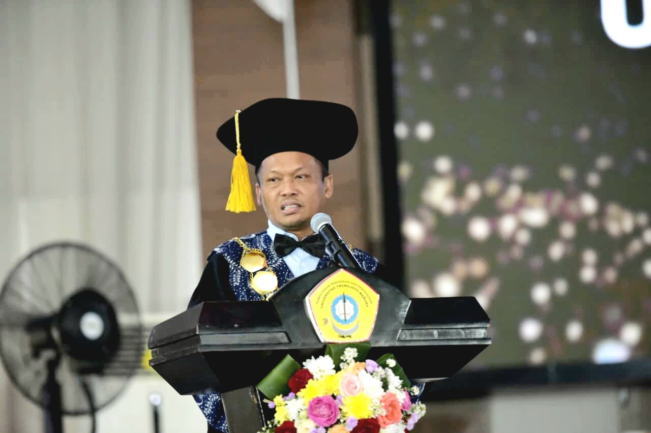 BERWIBAWA: Rektor UTM Prof. Safi menyampaikan sambutan pada Rapat Senat Terbuka Wisuda Ke-40 Sabtu (6/12).