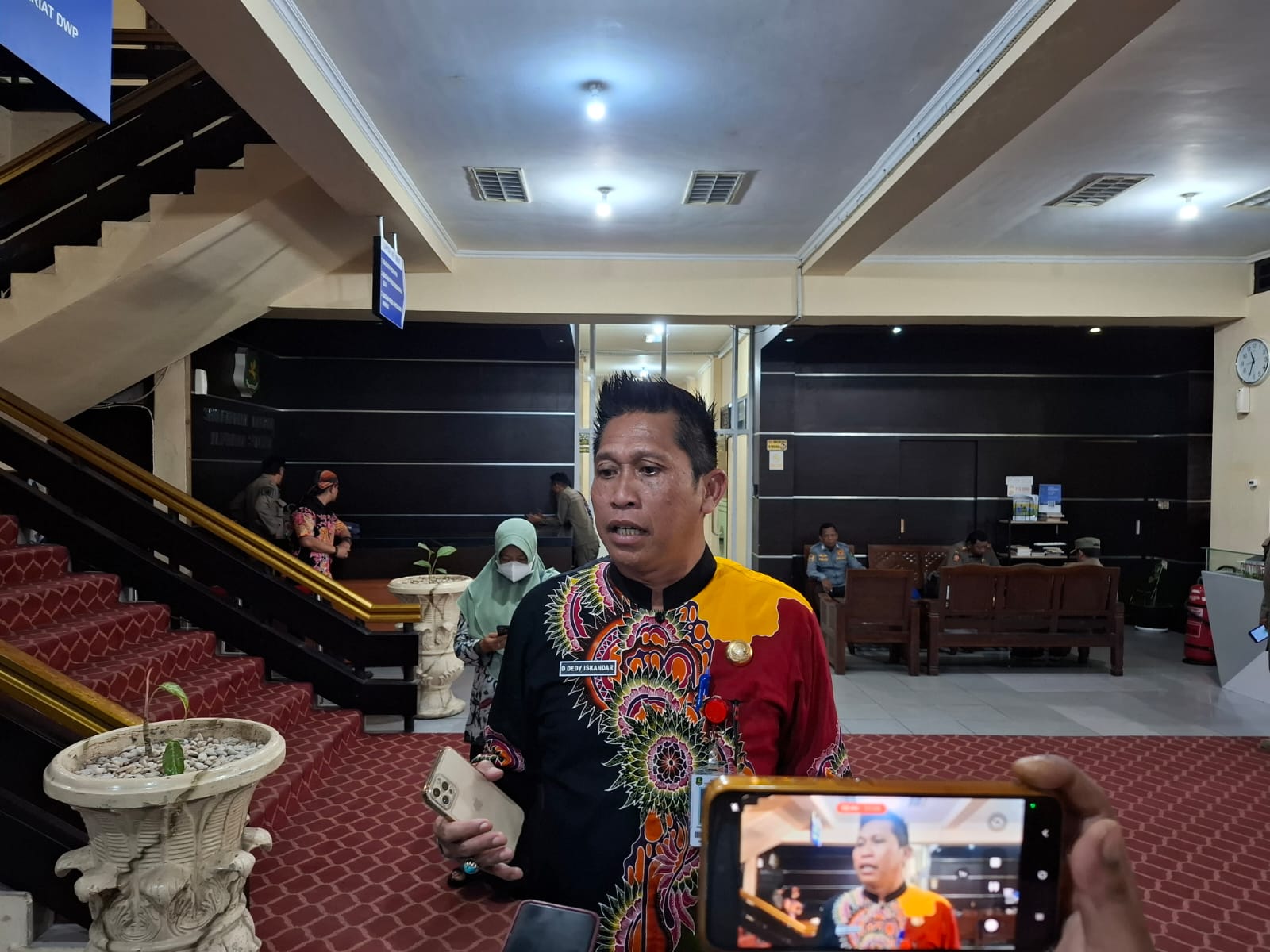 MENJELASKAN: Kepala Bagian Perekonomian dan SDA Setkab Sumenep Dadang Dedy Iskandar saat diwawancara di kantornya, Kamis (11/9).